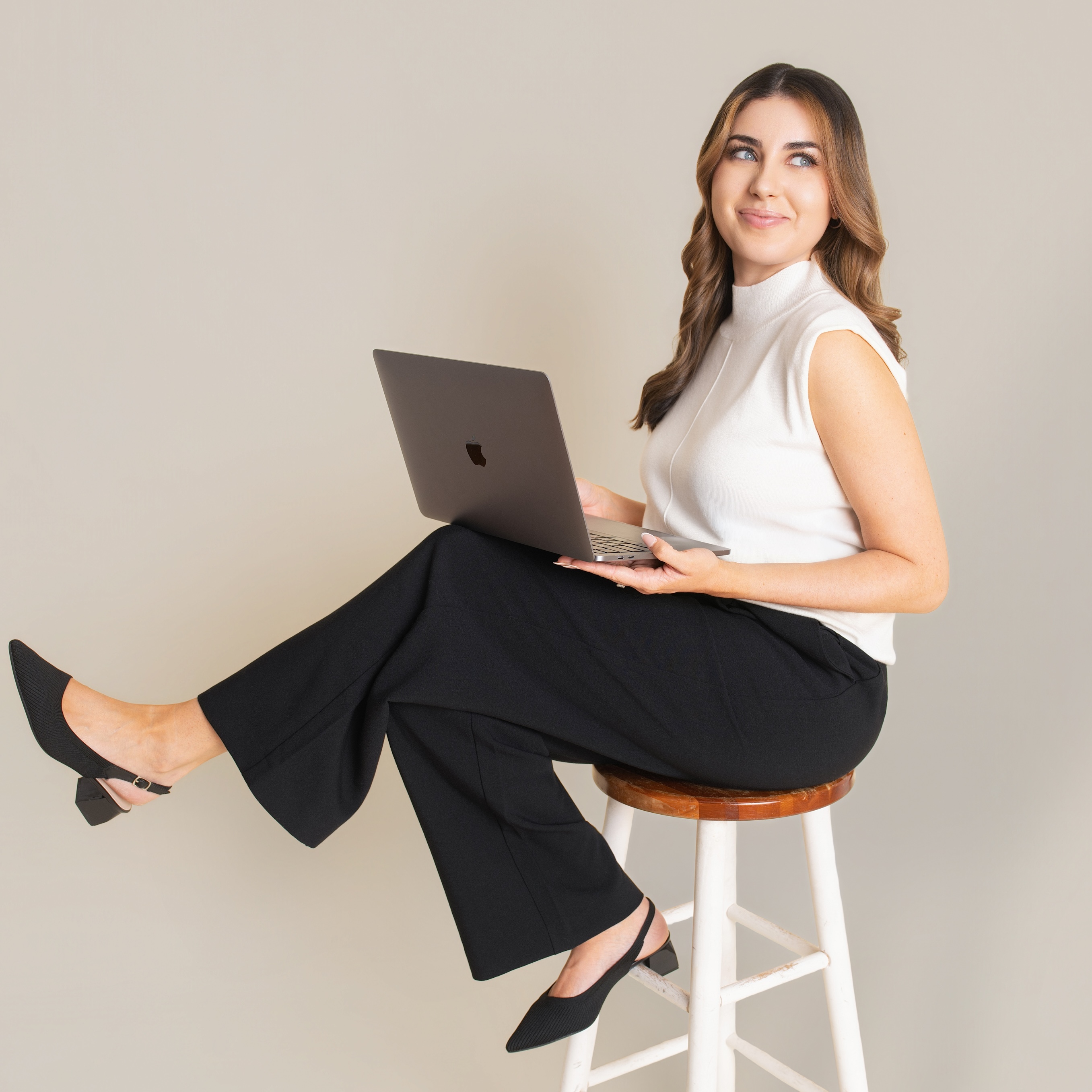 Madelyn — lifestyle working photo